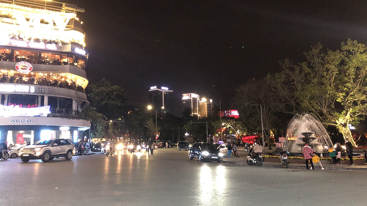 Hồ Hoàn Kiếm và khu phố cổ Hà Nội vắng người đi chơi tối mùng 2 Tết